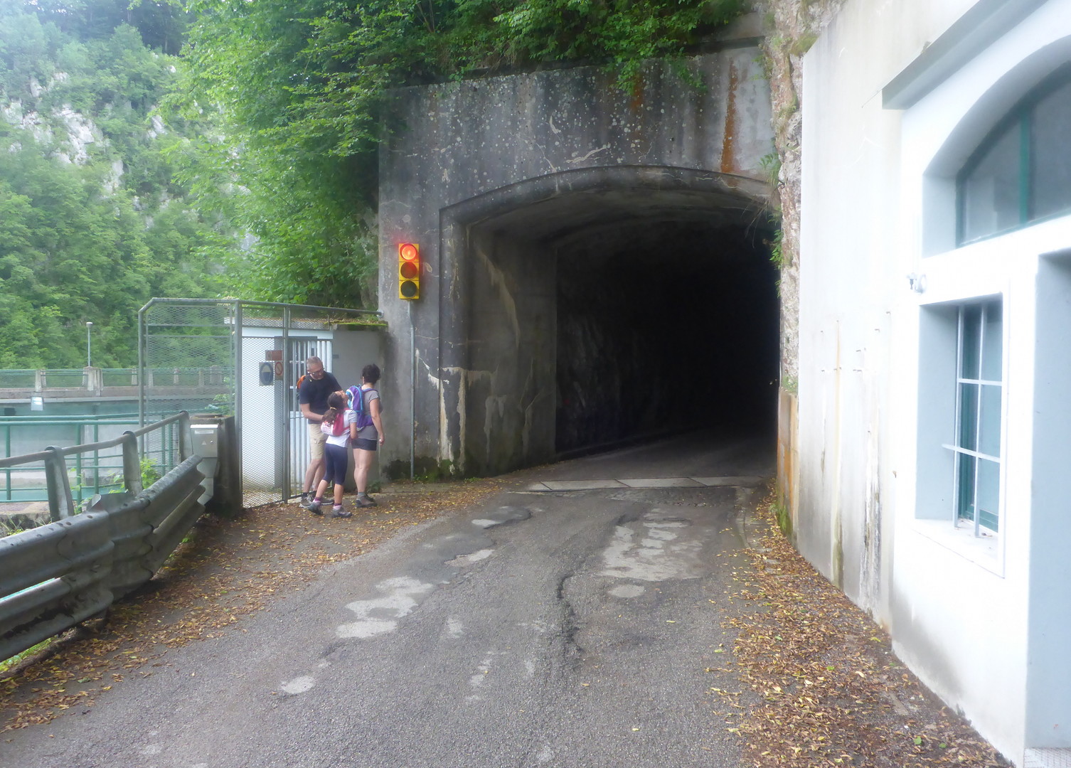 der kurze Tunnel beim Stauwerk am Ostende des Lago di Barcis