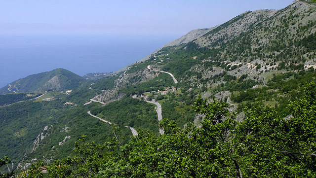 Blick auf die Auffahrt von Petrovac, kurz vor der Passhöhe.