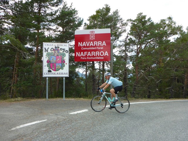 Auf der Passhöhe ist die Grenze zwischen Navarra ...