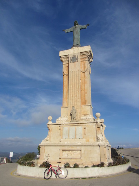 Die Christusstatue vor dem Santuari.