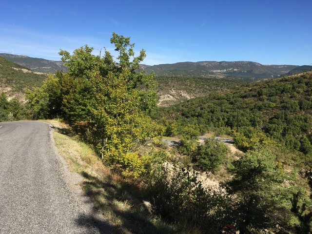 Blick zurück auf die Kehren in der Garrigue und die Montagne de Chabre im Hintergrund