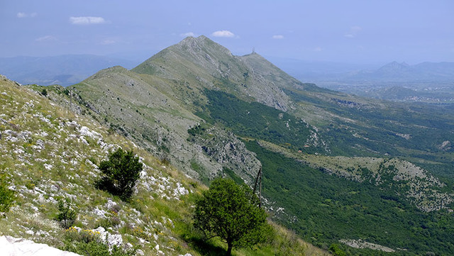 Blick von der Passhöhe Richtung Albanien.