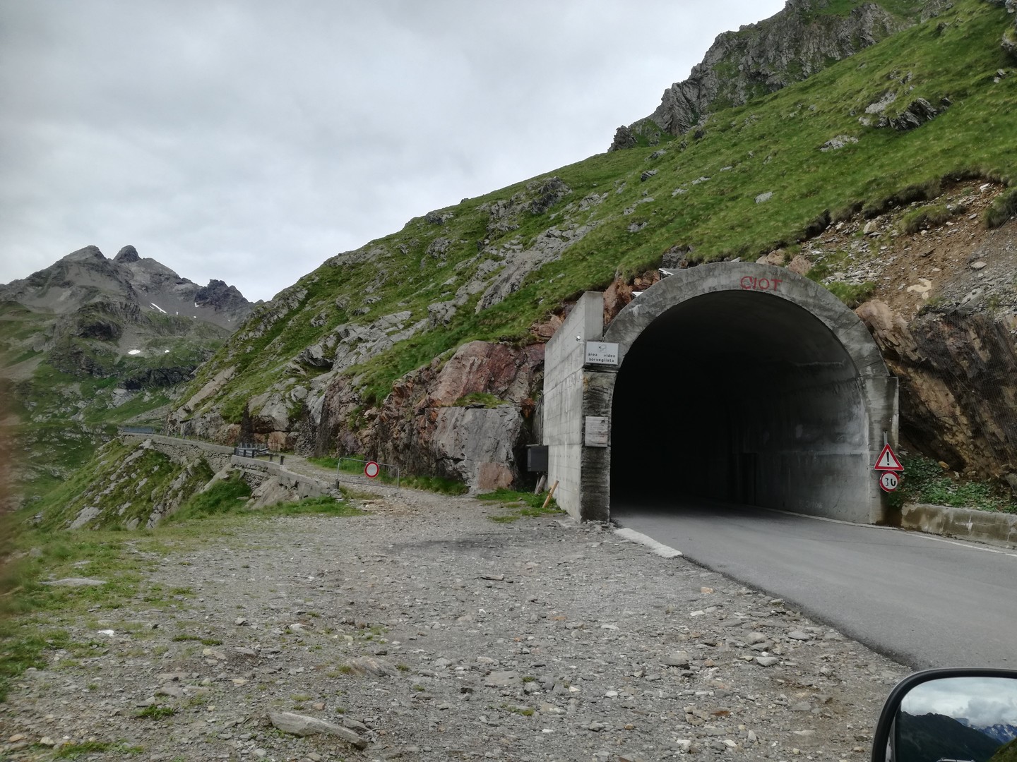 Der 500 m lange Tunnel 3 km vor der Passhöhe