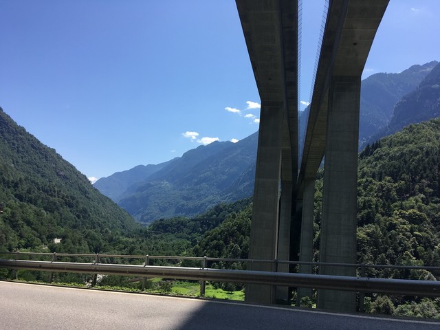 Von Bellinzona aus geht es 50 km bis zum eigentlichen Pass bergauf