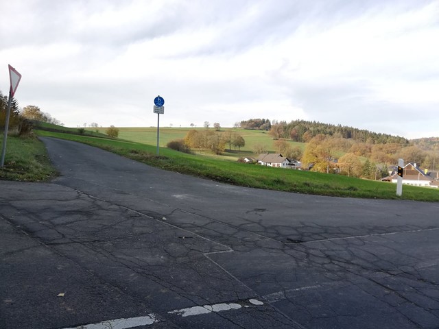 Nordostauffahrt: Ab Kemmaten ist dieser Radweg zu empfehlen, um größerem Verkehrsaufkommen zu entgehen.