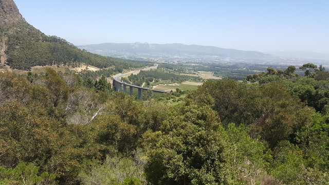 Blick hinunter ins Tal in Richtung Paarl, Blick auf die N1-Brücke.