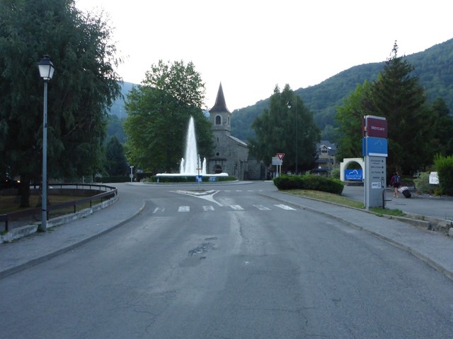 Beim Kreisverkehr nahe der Chapelle Sainte-Marie in Saint-Lary-Soulan