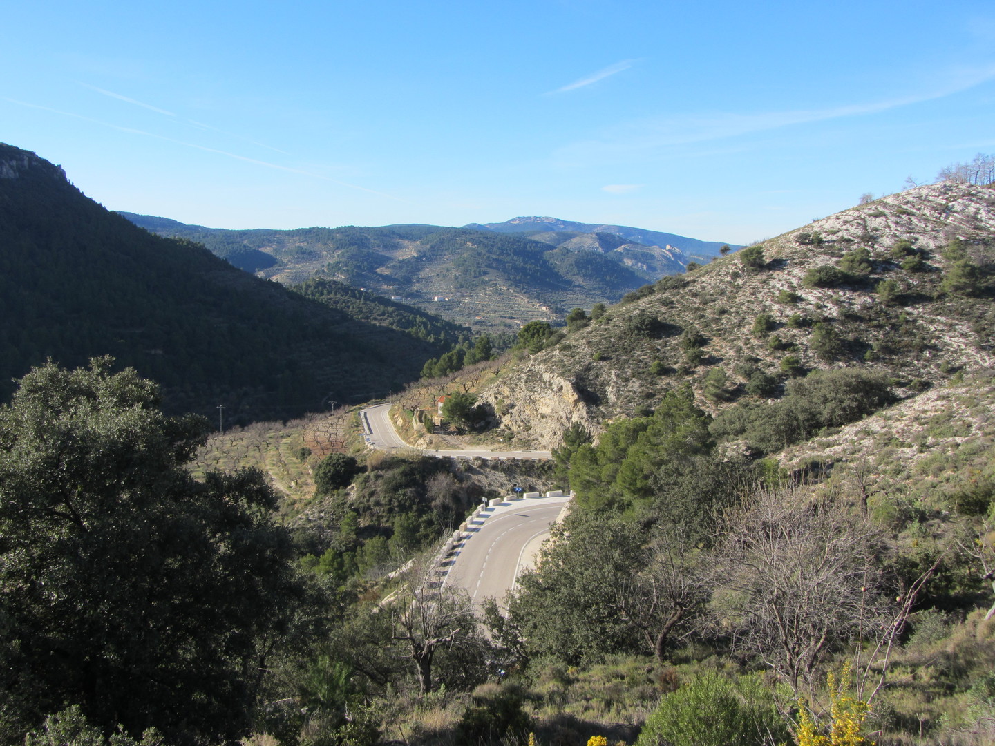 Westanfahrt: Rückblick, im Hintergrund die Ausläufer der Serra d'Aitana.