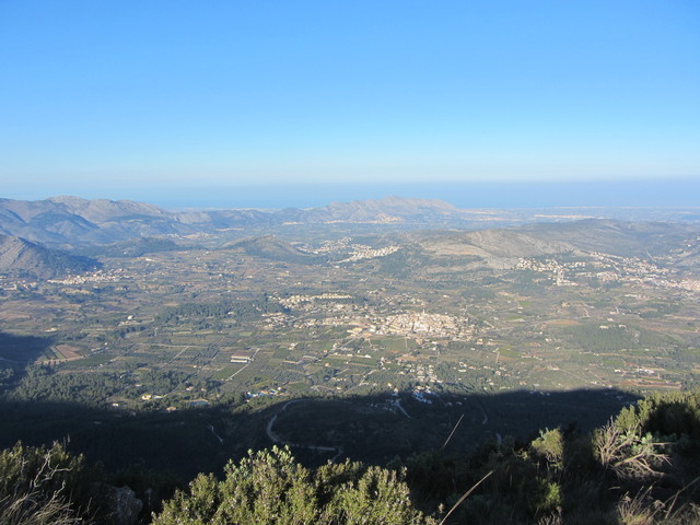 Blick auf Parcent im Vall de Pop, dahinter das Mittelmeer.
