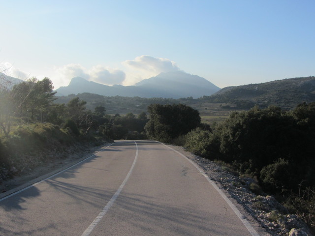 Westseite: Weiter auf der Hochebene. Der Berg rechts könnte der Mallada del Llop in der Serra de la Serrella sein.
