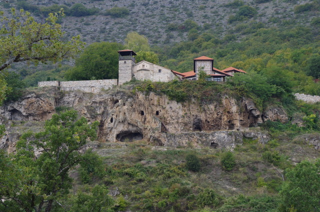 Kloster mit Höhlen im Fels