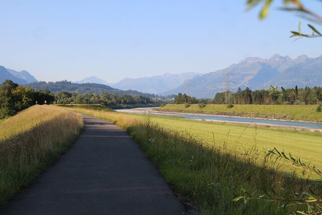 Rheinradweg in Liechtenstein