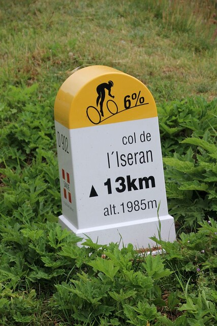diese Kilometersteine gibt es an den meisten französischen Pässen - mit Angabe der durchschnittlichen Steigung am nächsten km, km bis zum Pass und aktuelle Höhe