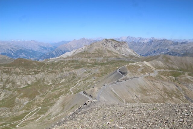 Blick auf Anstieg, Pass und Abfahrt vom Gipfel des Cime de la Bonette.