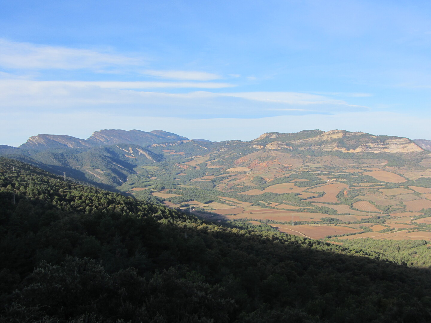Nordanfahrt: Blick nach Südwesten zum Montsec de Rúbies links und der Serra de la Campaneta rechts. Irgendwo dort liegt die Collada d'Hostal Roig.