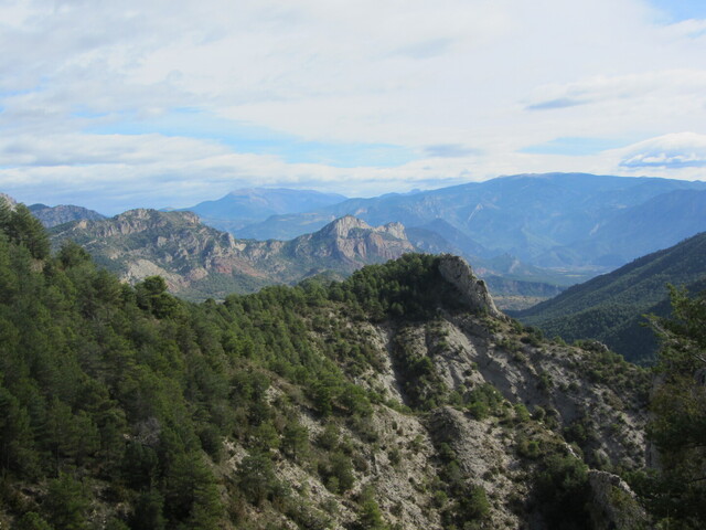 Blick von oben nach Nordosten. Die Berge hinten linke Bildmitte sind das westliche Ende der Serra del Cadí.