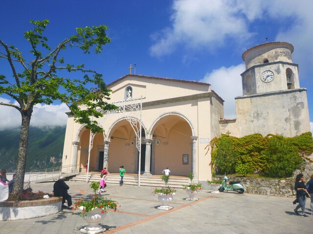 An der Basilica di San Biagio hört die Straße auf.