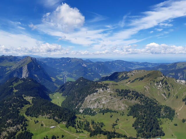 .Rechts ist der Bodensee zu erahnen, dahinter der Schwarzwald