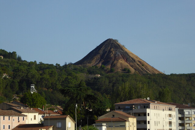 Kein perfekter Vulkan - Bergabbauschutthalde in Alès