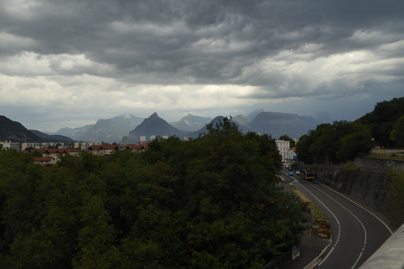 Grenoble im Gewitter mit der Chartreuse