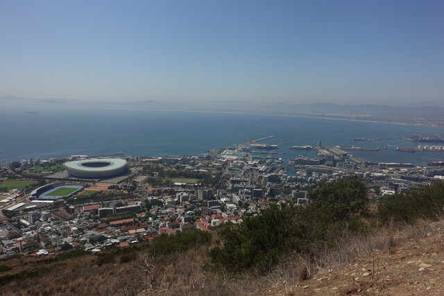 Aussicht auf Kapstadt mit Stadion und Hafen von der Signal-Hill-Traverse.