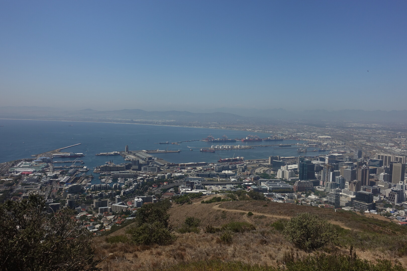 Aussicht auf den Hafen von Kapstadt von der Signal-Hill-Traverse.