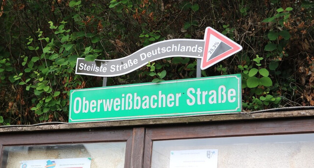 Abzweig nach rechts, wenn Deesbach auf der Wagengasse von nordost (bergauf) durchfahren wird. In die Ortsstraße geht es kurz danach links runter.