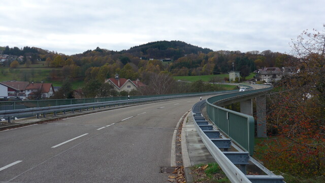 Ein riesiges Brückenbauwerg zu Beginn der Bühlertaler Anfahrt