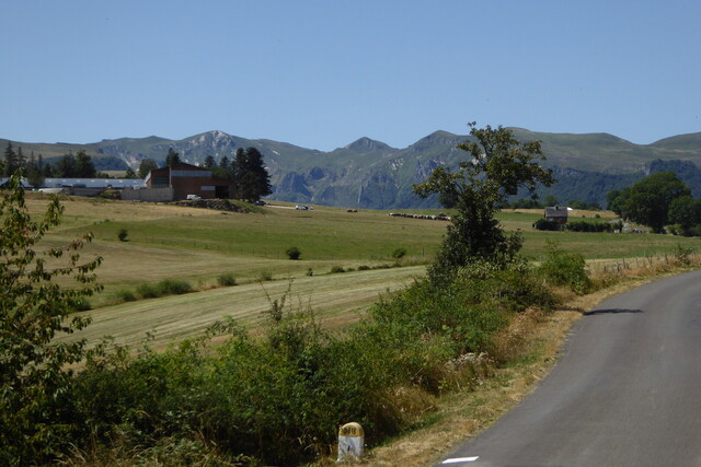 Cascade du Cheix (NO) Puy Ferrand und Puy de Sancy.