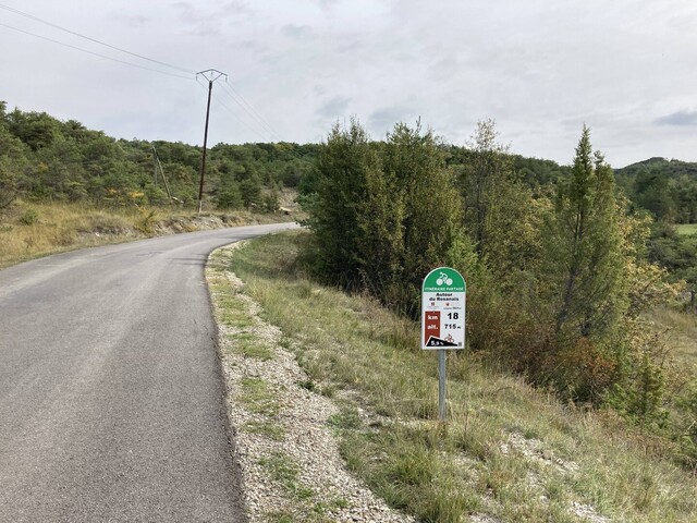 Westanfahrt, km-Schild der Boucle Autour du Rosanais 
