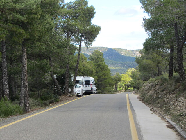 Der Coll del Ginebre. Der Paß ist kein Knotenpunkt für Lieferwagen, das sind Caravans von belgischen Felsenkletterern.