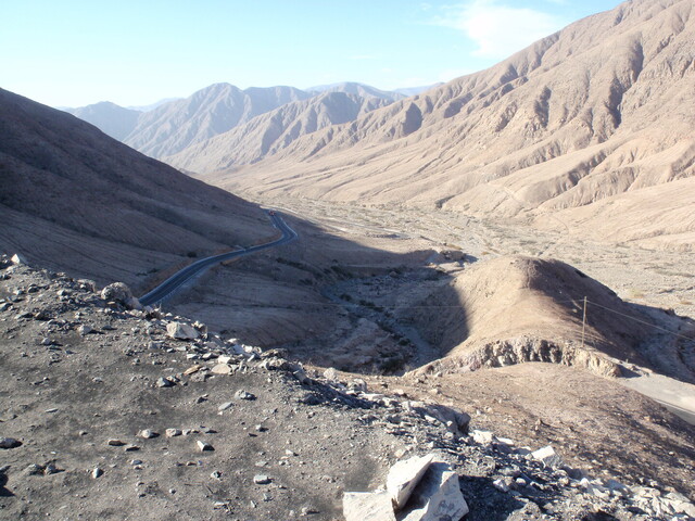 Couragierter Beginn der Auffahrt von Nazca, erste Steigung.