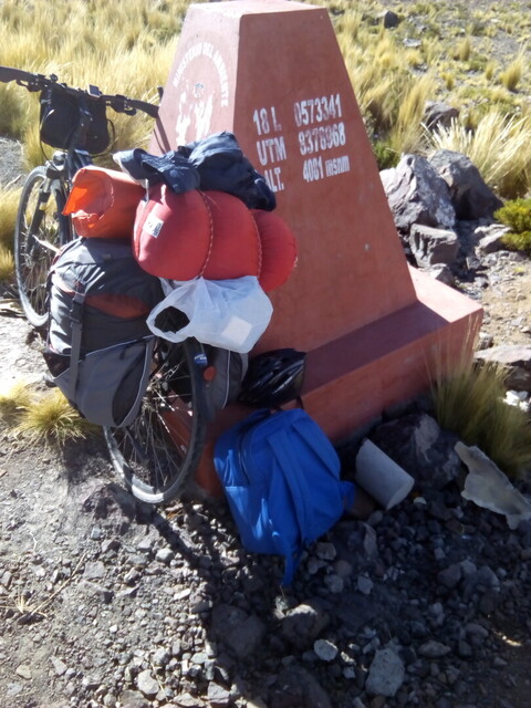 Die eigentliche Passhöhe Pampa Galeras mit 4081 m ist erreicht.