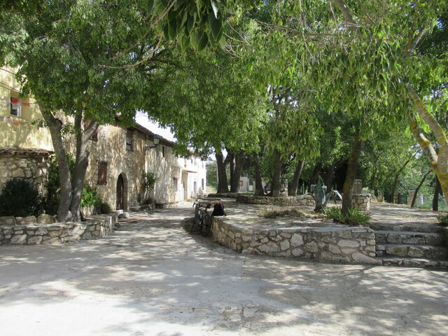 el Pinetell, Placa Major - die Rambla des 6-Einwohner-Dorfes