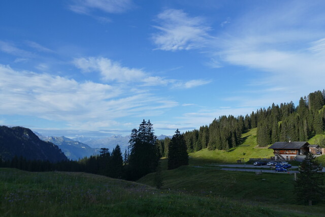 nach Westen rechts Alp mit bewirtschafteter Terrasse.