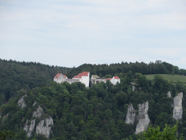 Burg Wildenstein von der Irndorfer Talseite aus