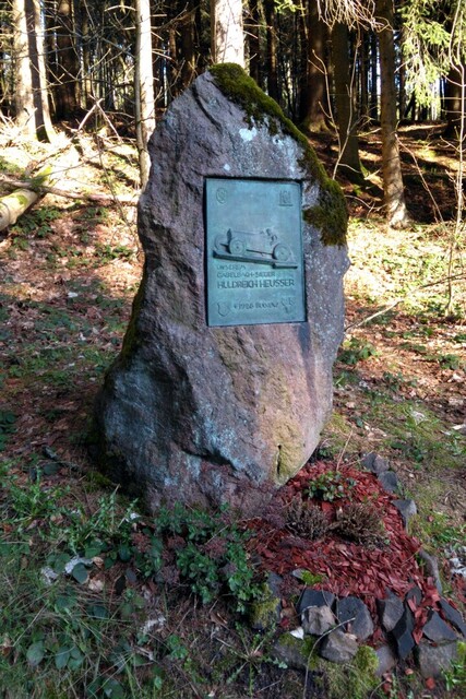 Denkmal für den Automobilrennfahrer Huldreich Heusser, Sieger des Gabelbachrennens von 1924-1928