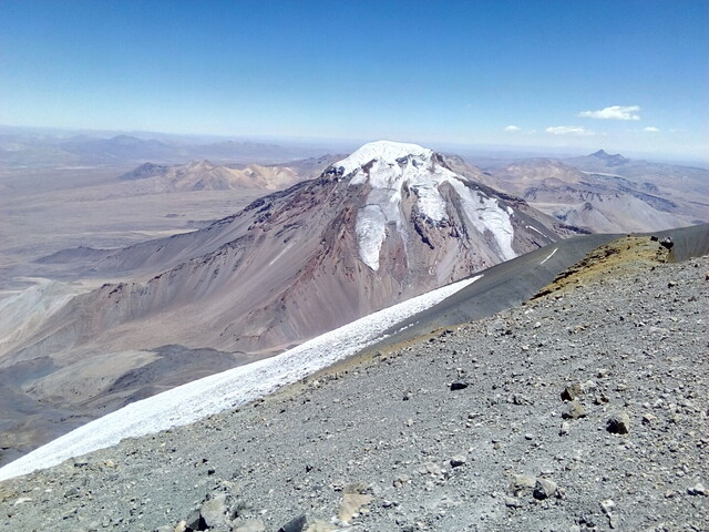 Vulkan Pomerape 6222 m vom Parinacota 6345 m aus.