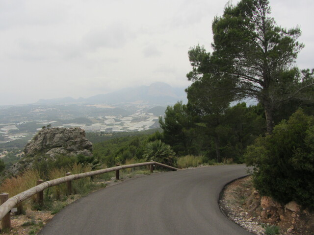 Im Hintergrund die Ausläufer des Massifs des Puigcampana.
