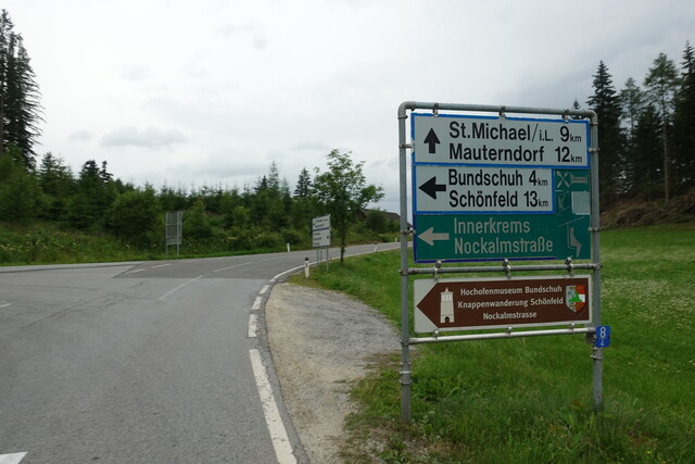 Den Hochpunkt dieses Talübergangs markiert der Abzweig zum Schönfeldsattel.