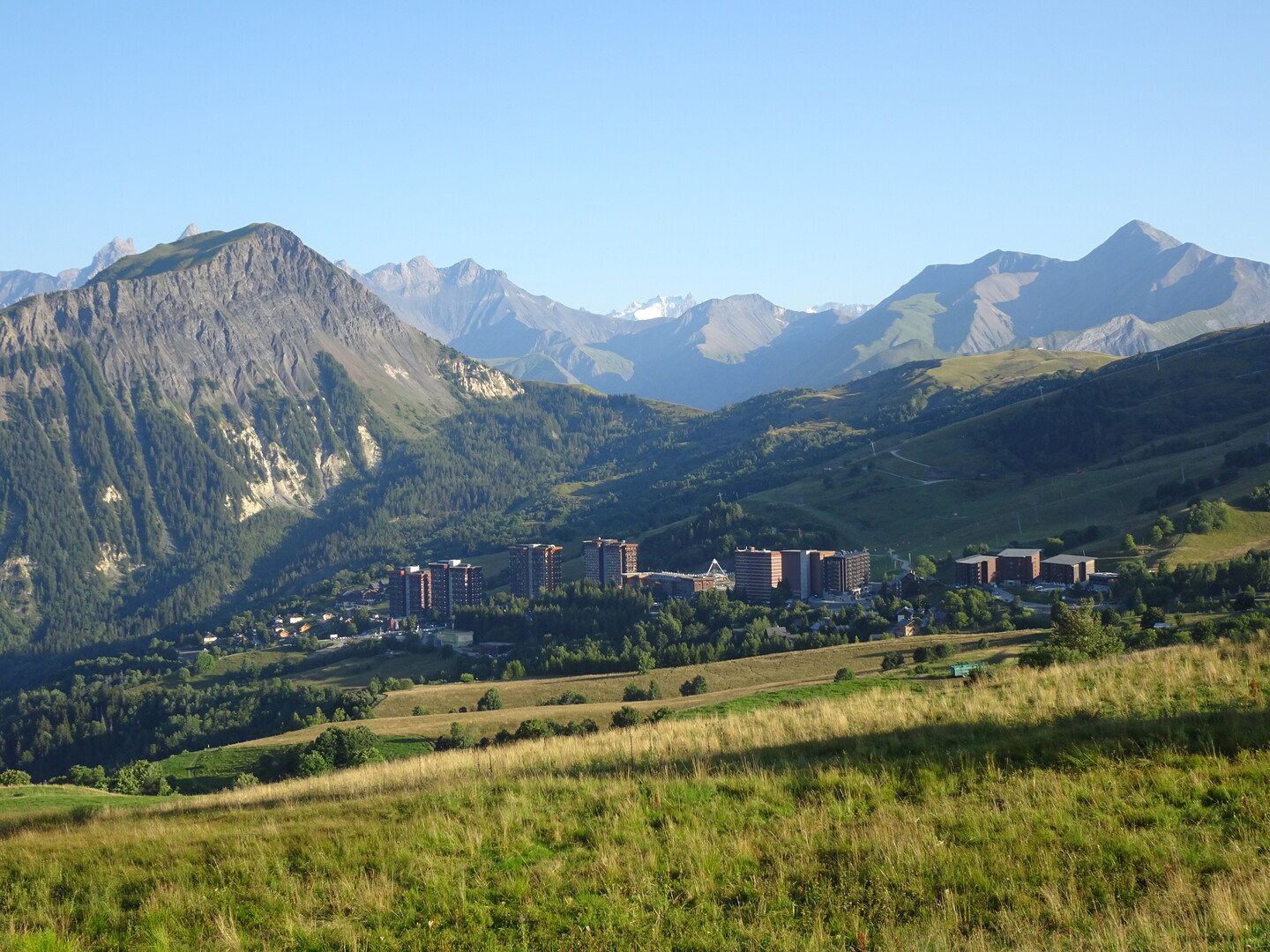 Die idyllischen Alpenhütten von Le Corbier - von La Toussuire aus gesehen.
