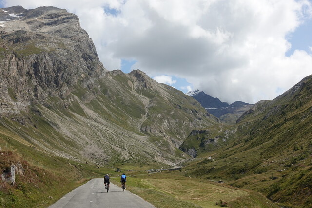 Die lange Gerade aus Val d'Isère hinaus führt zur großen Kehre mit dem Wanderparkplatz.