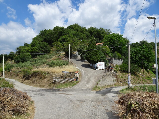 Bei 6,5 km aufgepasst: Links nach Luppineria, rechts weiter zum Monte Lapa - nur bitte nicht geradeaus ins Privatgelände!