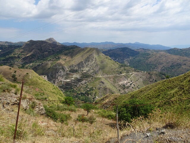 Die Auffahrt von Melia (rechts hinter dem Berg) vom Pass aus gesehen