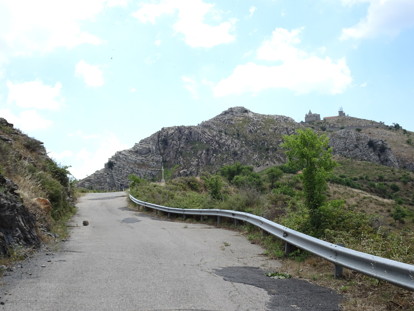 Das Santuario, kurz nach Zusammenschluss der Straßen aus Roccafiorita und Graniti