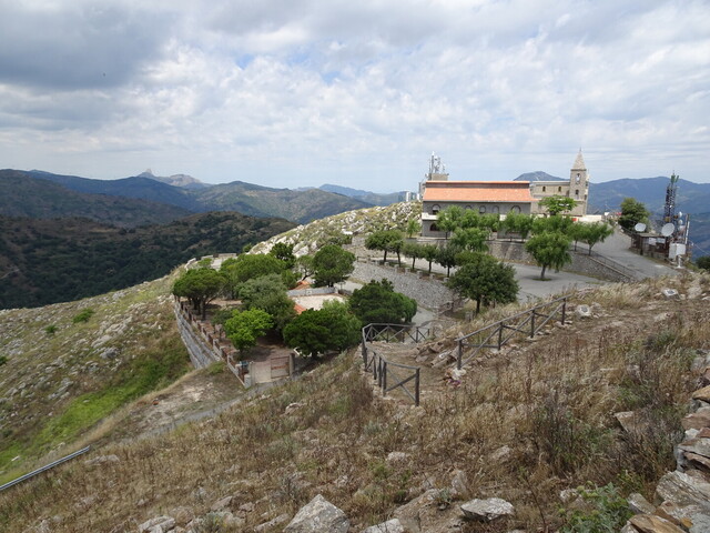 Blick zum Santuario vom Monte Kalfa. Keine Straße, aber die paar Meter gehen auch in Rennradschuhen.