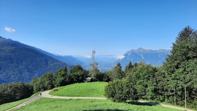 Südwestauffahrt. Blick zurück. Im Hintergrund das Isère-Tal und der Mont Granier (Chartreuse). 