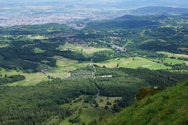 Der Blick hinunter nach Clermont-Ferrand und auf den Parkplatz der unteren Zahnradbahnstation.