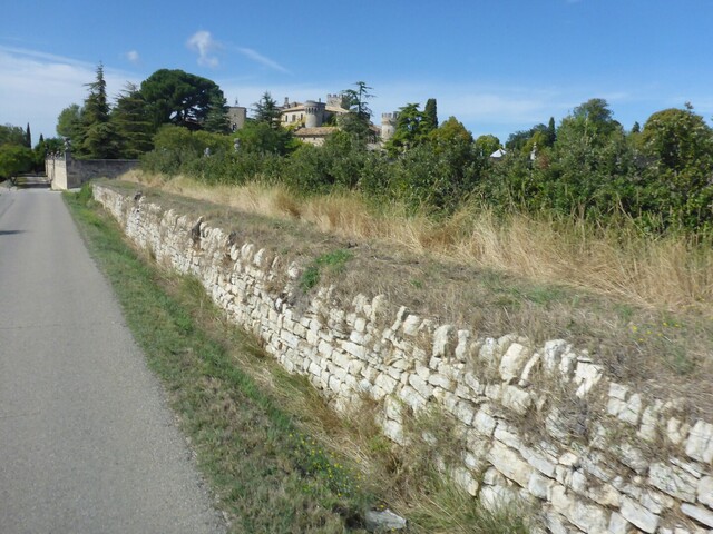 die Burg von Murs in der Südanfahrt