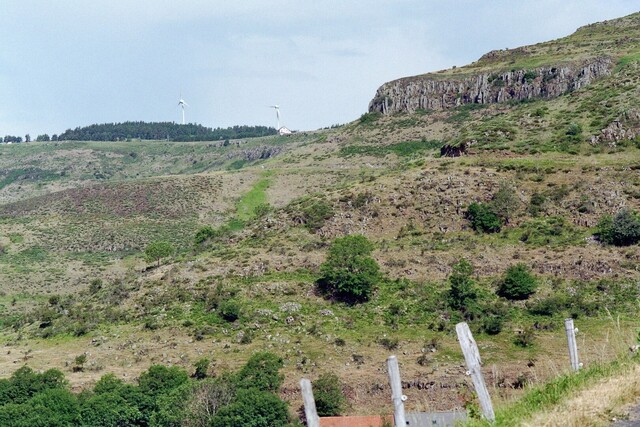 D 247 Windmühlen zeigen die Passhöhe an.